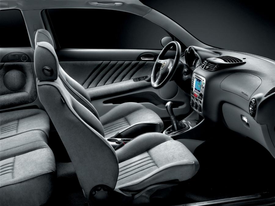 Интерьер Alfa Romeo 147 5-Door 2005 года  (фото 5 из 11)